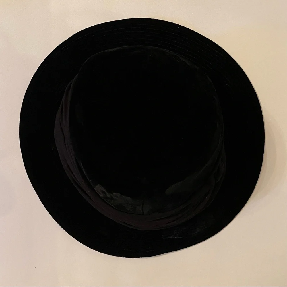 BAMBERGER’S NEW JERSEY HAT VINTAGE BLACK VELVET CLOCHE RIBBON ASYMMETRICAL BRIM